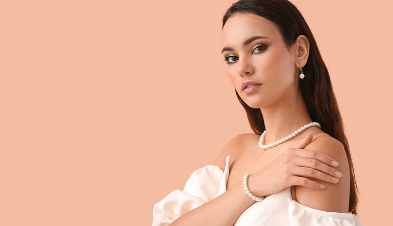 https://www.silverchic.com.au/cdn/shop/articles/How_to_Style_Pearl_Jewellery_4_770x500.jpg?v=1694153013