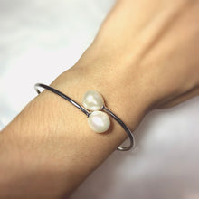 Load image into Gallery viewer, Sterling Silver 8-10mm Freshwater Pearl Bangle